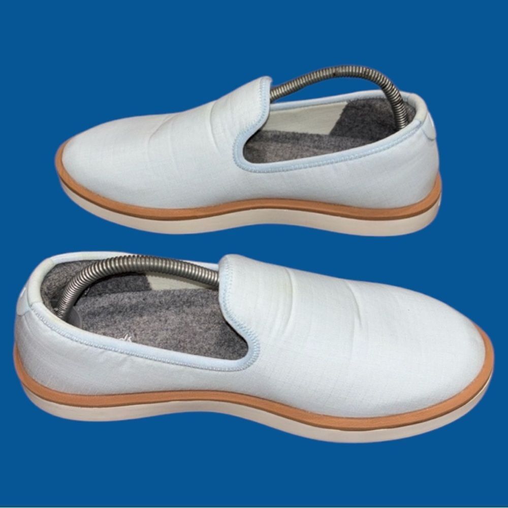 Slip-ons with cushioned interior and seamless design